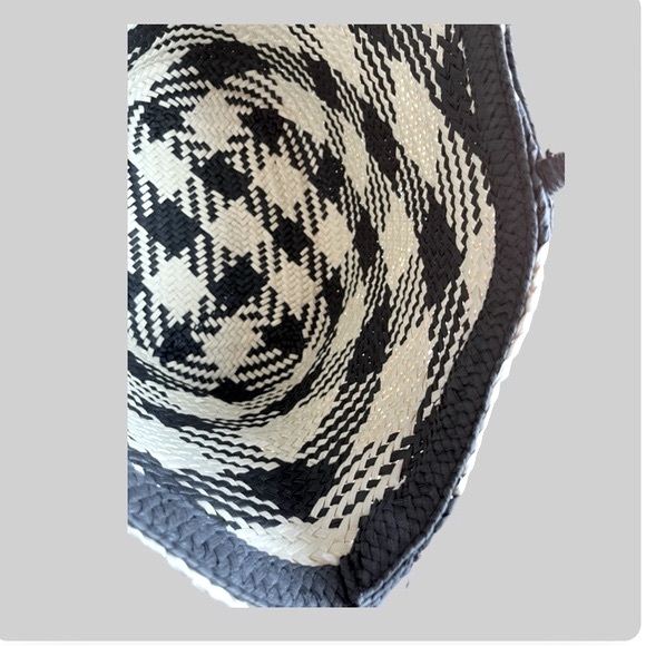 Chic Black and White Woven Tote Bag - Picture 8 of 15
